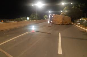 Caminhão carregado de verduras e frutas tomba na BR 316 (Foto: PRF)