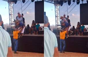 Cantor é jogado do palco (Foto: Reprodução)