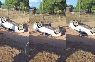Carro fica destruído após capotar em Demerval Lobão; motorista sai ileso (Foto: Cícero Carlos) Carro fica destruído após capotar em Demerval Lobão; motorista sai ileso (Foto: Cícero Carlos)