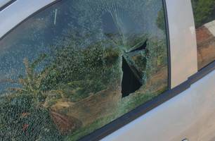 Carro foi alvejado (Foto: Reprodução) Carro foi alvejado (Foto: Reprodução)