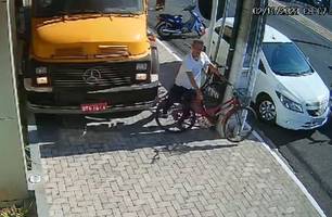 Ciclista escapa da morte por pouco após caminhão invadir calçada em Parnaíba (Foto: Reprodução) Ciclista escapa da morte por pouco após caminhão invadir calçada em Parnaíba (Foto: Reprodução)