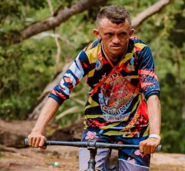 Ciclista morre após colidir com moto