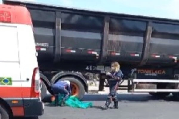 Entregador morre após ser atropelado e arrastado por caminhão em Teresina