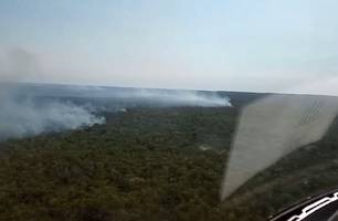 Helicóptero da PM reforça combate a incêndio no Parque Nacional da Serra das Confusões (Foto: Reprodução) Helicóptero da PM reforça combate a incêndio no Parque Nacional da Serra das Confusões (Foto: Reprodução)
