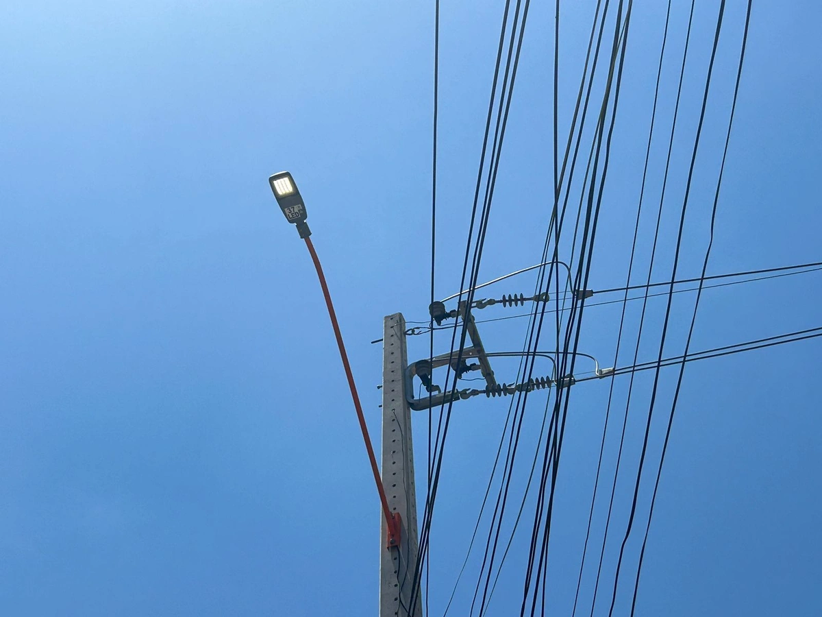 Luzes de postes ligadas durante o dia