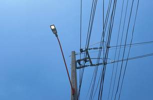 Luzes de postes ligadas durante o dia (Foto: Conecta Piauí)