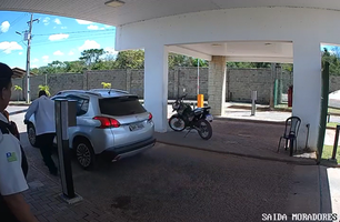 Momento que criminosos fogem com objetos roubados (Foto: Reprodução) Momento que criminosos fogem com objetos roubados (Foto: Reprodução)