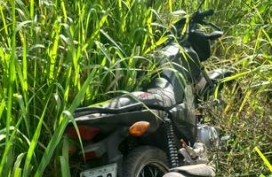 Motocicleta roubada é encontrada por policias dentro de terreno em Teresina (Foto: Reprodução) Motocicleta roubada é encontrada por policias dentro de terreno em Teresina (Foto: Reprodução)