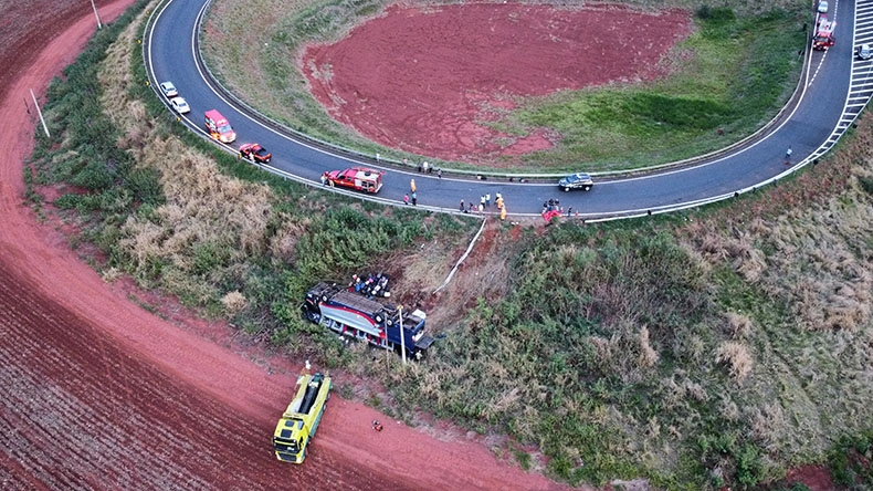 Ônibus tomba e deixa criança e adulto mortos em MG