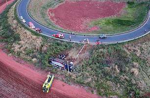 Ônibus tomba e deixa criança e adulto mortos em MG (Foto: PRF)