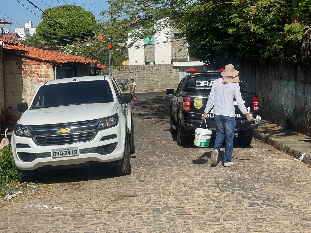 Polícia apaga pichações que fazem alusão a facções criminosas em Teresina