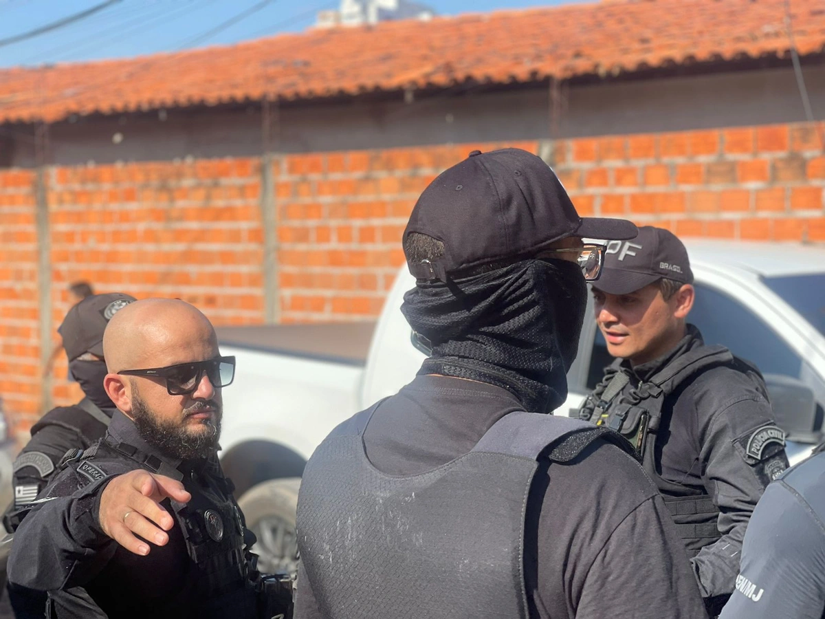 Polícia apaga pichações que fazem alusão a facções criminosas em Teresina