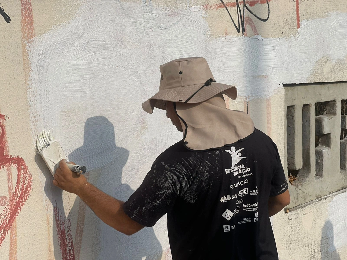 Polícia cobre pichações que fazem alusão a facções criminosas em Teresina