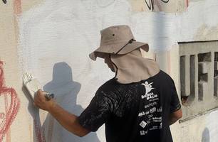 Polícia cobre pichações que fazem alusão a facções criminosas em Teresina (Foto: Tiago Moura / Conecta Piauí) Polícia cobre pichações que fazem alusão a facções criminosas em Teresina (Foto: Tiago Moura / Conecta Piauí)