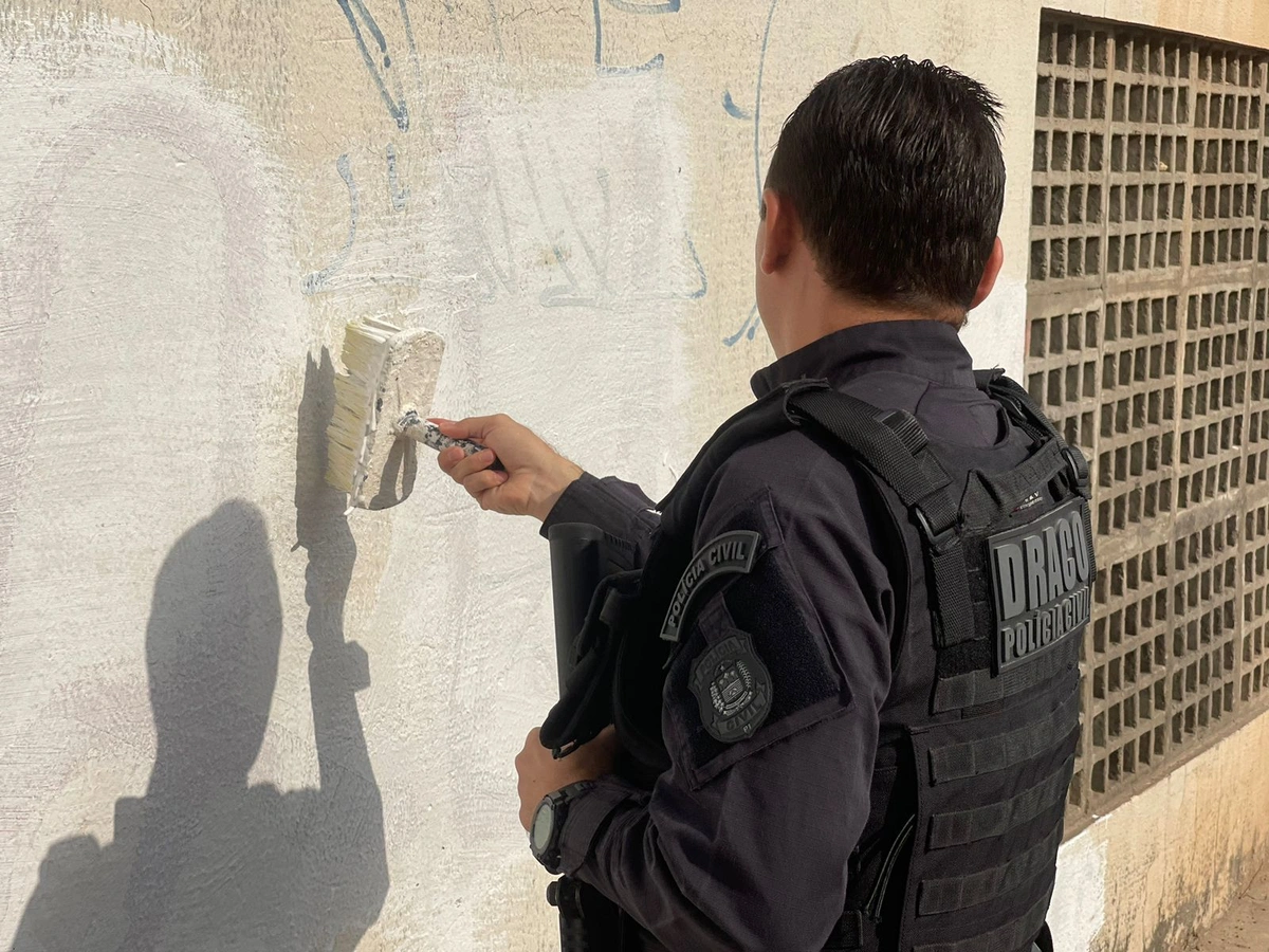 Polícia cobre pinturas que fazem alusão a facções criminosas em Teresina
