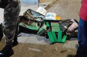 Polícia Militar apreende 41 tabletes de maconha dentro do ônibus em Teresina (Foto: Reprodução) Polícia Militar apreende 41 tabletes de maconha dentro do ônibus em Teresina (Foto: Reprodução)