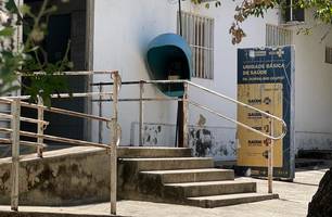 População sofre com calor e sentem falta de bebedouro na UBS Dr. Durvalino Couto (Foto: Josué Melo/ Conecta Piauí) População sofre com calor e sentem falta de bebedouro na UBS Dr. Durvalino Couto (Foto: Josué Melo/ Conecta Piauí)