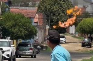 Poste da Equatorial explode em bairro da zona Sudeste de Teresina (Foto: Reprodução) Poste da Equatorial explode em bairro da zona Sudeste de Teresina (Foto: Reprodução)