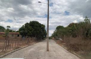 Poste instalado no meio de rua na zona Rural de Teresina (Foto: Tânia Araújo / Conecta Piauí) Poste instalado no meio de rua na zona Rural de Teresina (Foto: Tânia Araújo / Conecta Piauí)