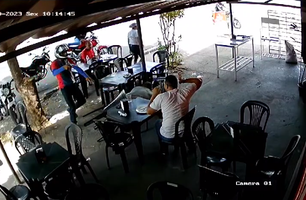 Sargento da PM tem arma levada por bandidos durante assalto em Teresina (Foto: Reprodução) Sargento da PM tem arma levada por bandidos durante assalto em Teresina (Foto: Reprodução)