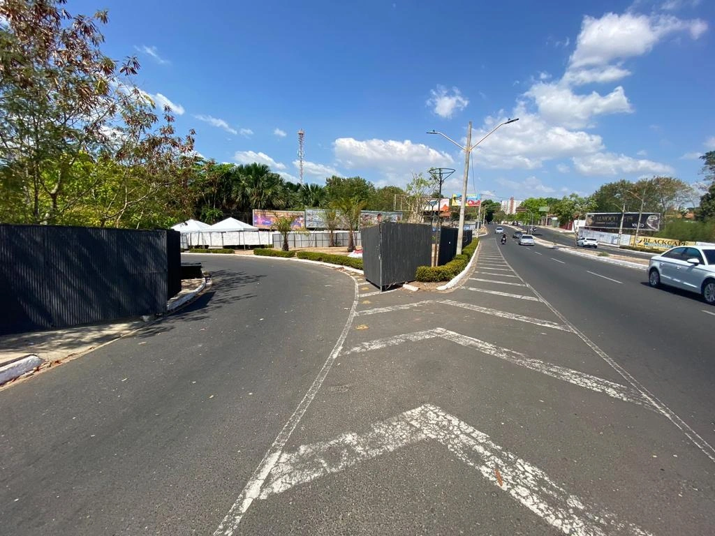 Trecho bloqueado na Avenida Raul Lopes