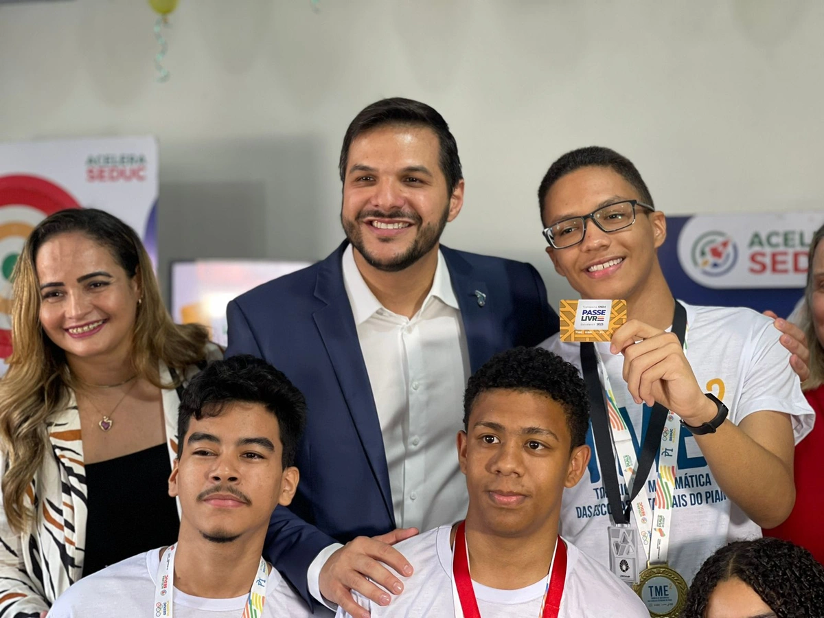 Washington Bandeira entrega Passe Livre para estudantes