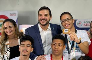 Washington Bandeira entrega Passe Livre para estudantes (Foto: Tiago Moura/Conecta Piauí)