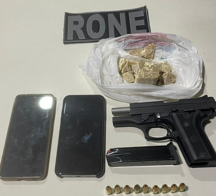 Arma, munições e drogas apreendidas pela polícia