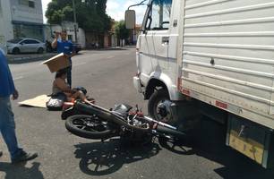 Caminhão colide com motocicleta e deixa mulher ferida (Foto: Josué Melo / Conecta Piauí) Caminhão colide com motocicleta e deixa mulher ferida (Foto: Josué Melo / Conecta Piauí)