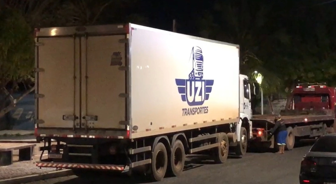 Caminhão da empresa Uzi Transportes