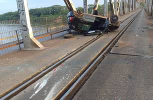 Carro capota na Ponte Metálica (Foto: Reprodução) Carro capota na Ponte Metálica (Foto: Reprodução)