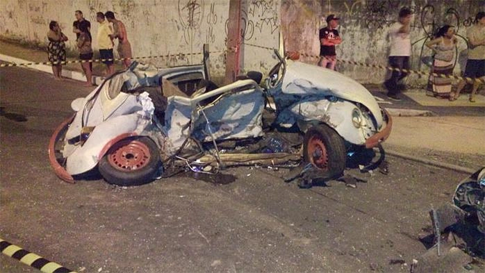 Carro das vítimas ficou completamente destruído