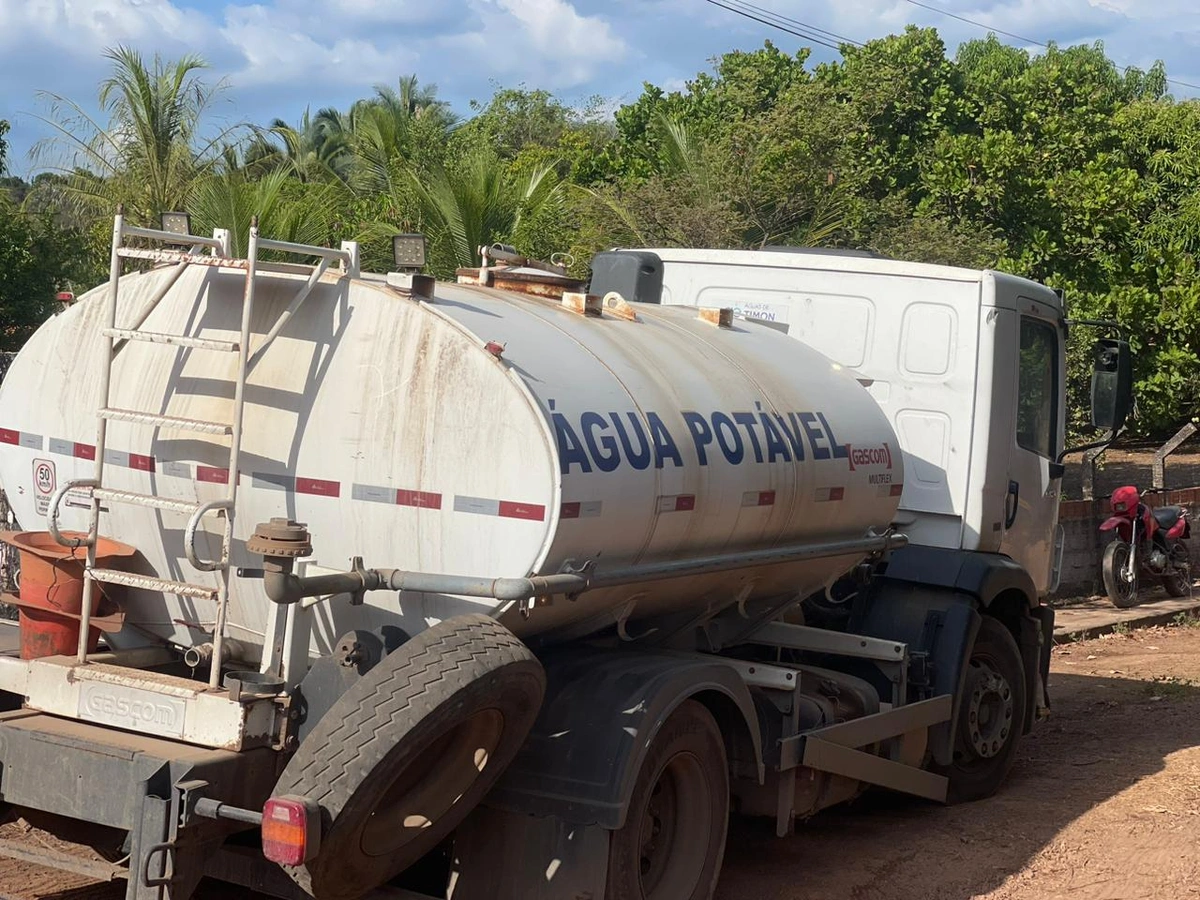 Carro pipa fornece água na comunidade rural Taboca do Pau Ferrado