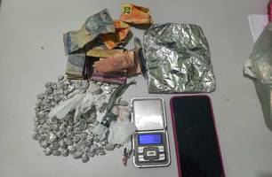 Casal é preso em flagrante com drogas e balança de precisão em Parnaíba (Foto: Reprodução) Casal é preso em flagrante com drogas e balança de precisão em Parnaíba (Foto: Reprodução)