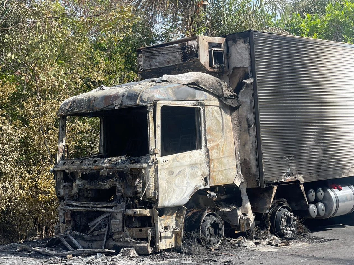 Curto-circuito causa incêndio e destrói cabine de caminhão em BR no Norte do Piauí