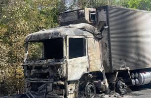 Curto-circuito causa incêndio e destrói cabine de caminhão em BR no Norte do Piauí (Foto: Tiago Moura/Conecta Piauí) Curto-circuito causa incêndio e destrói cabine de caminhão em BR no Norte do Piauí (Foto: Tiago Moura/Conecta Piauí)