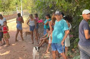 Famílias caminham quilômetros para conseguir água na zona rural de Teresina (Foto: Tiago Moura/ Conecta Piauí) Famílias caminham quilômetros para conseguir água na zona rural de Teresina (Foto: Tiago Moura/ Conecta Piauí)