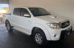 Hilux SW4 SRV 4x4 do ano de 2011 da cor branca (Foto: Reprodução) Hilux SW4 SRV 4x4 do ano de 2011 da cor branca (Foto: Reprodução)