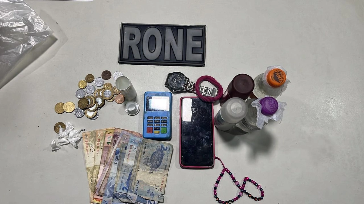 Homem tenta se esconder por trás de 'galho de árvore' é preso com drogas