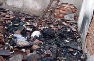 Idosa incendeia a própria casa ao tentar matar aranha no Sul do Piauí (Foto: Reprodução) Idosa incendeia a própria casa ao tentar matar aranha no Sul do Piauí (Foto: Reprodução)