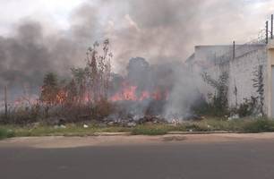Incêndio por pouco não atinge sede de partido em Timon (Foto: Reprodução) Incêndio por pouco não atinge sede de partido em Timon (Foto: Reprodução)