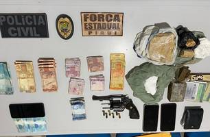 Material apreendido pela polícia (Foto: Reprodução) Material apreendido pela polícia (Foto: Reprodução)