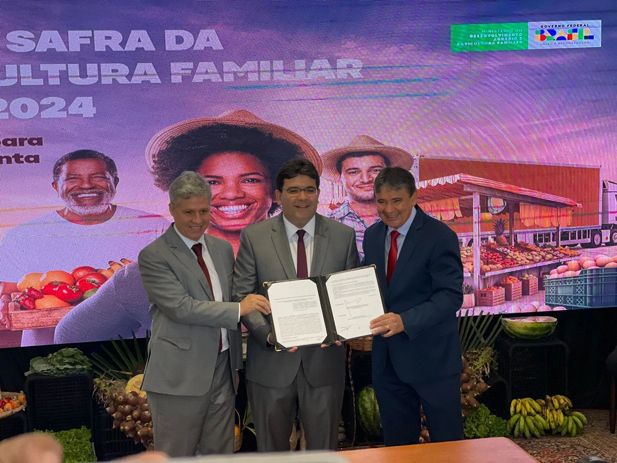 Ministro Paulo Teixeira, governador Rafael Fonteles e ministro Wellington Dias