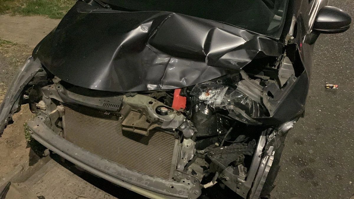 Motorista embriagado e com o pneu furado causa colisão com Hilux em Teresina