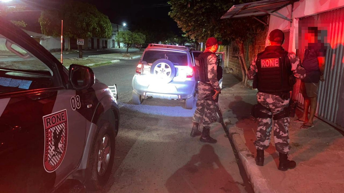 Polícia prende casal com arma e drogas