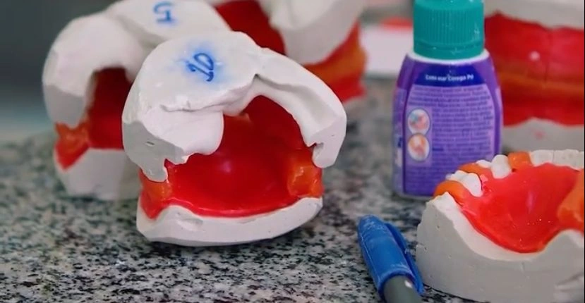 Prefeitura de São Miguel do Fidalgo é alvo de investigação após contratação de serviços de prótese dentária