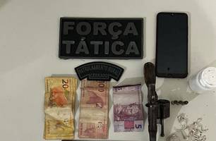 Suspeito de assalto é preso com 19 trouxinhas de crack em cidade do Piauí (Foto: Reprodução) Suspeito de assalto é preso com 19 trouxinhas de crack em cidade do Piauí (Foto: Reprodução)