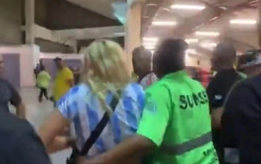 Torcedora argentina é presa suspeita de chamar funcionária de ‘macaco’ no RJ