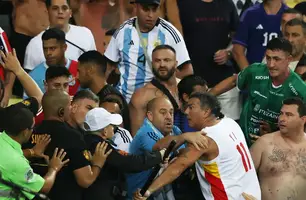Torcedores entram em confronto antes de Brasil e Argentina (Foto: Reuters / Sergio Moraes) Torcedores entram em confronto antes de Brasil e Argentina (Foto: Reuters / Sergio Moraes)