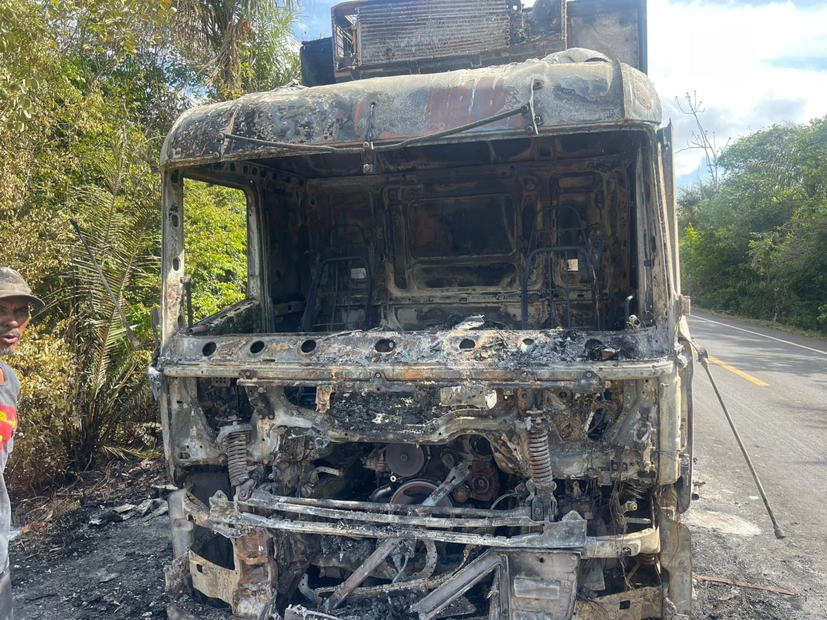 Veículo ficou parcialmente destruído